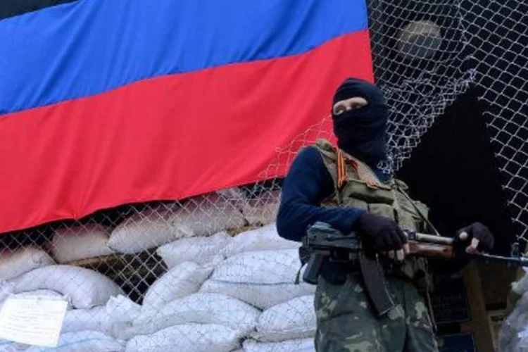 
	Homem armado vestido com uniforme militar sem identifica&ccedil;&atilde;o &eacute; visto em cidade ucraniana: l&iacute;deres ocidentais abordaram a situa&ccedil;&atilde;o na Ucr&acirc;nia
 (Kirill Kudryavtsev/AFP)