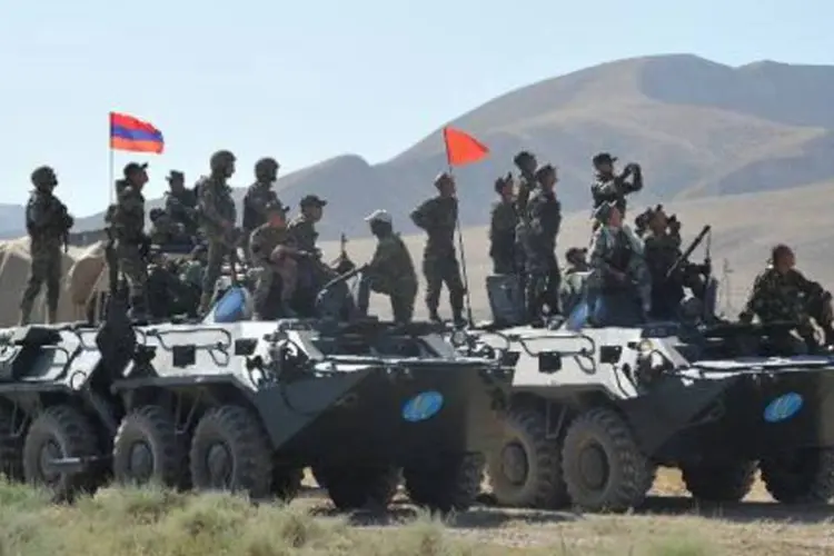 Soldados armênios e quirguizes participam treinamentos militares: país teme guerra com o Azerbaijão (Vyacheslav Oseledko/AFP)