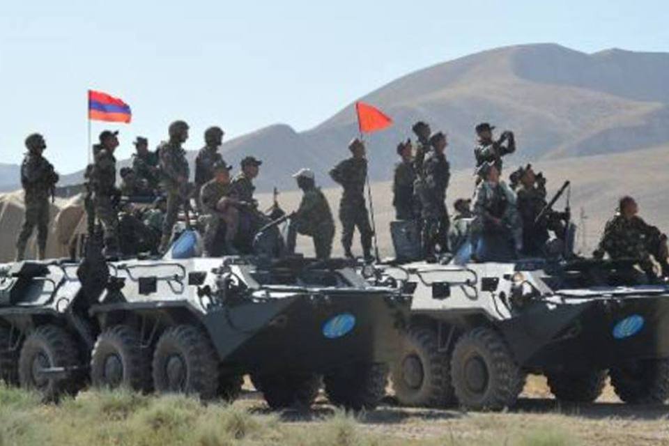 Soldados armênios e quirguizes participam treinamentos militares: país teme guerra com o Azerbaijão (Vyacheslav Oseledko/AFP)