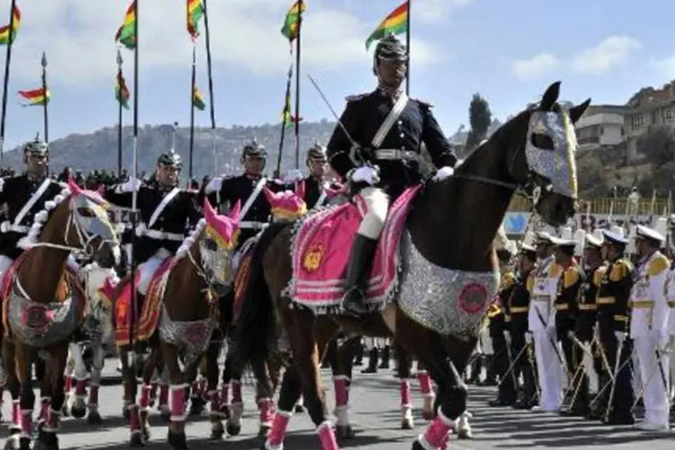 Soldados participam de desfile militar em La Paz, Bolívia, em 7 de agosto de 2014 (Aizar Raldes/AFP)