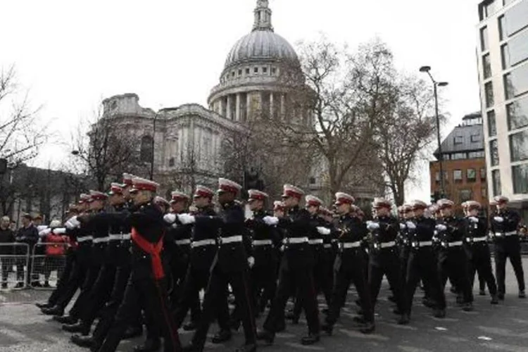Militares britânicos durante marcha diante da catedral St Paul em Londres no dia 13 de março (Andrew Matthews/AFP)