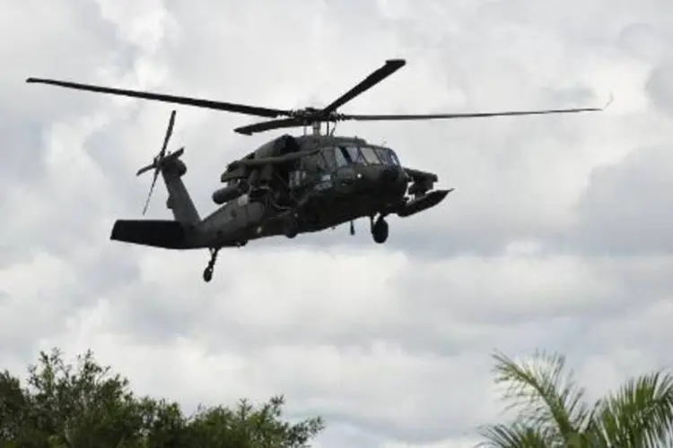 Helicóptero militar colombiano sobrevoa região de Chocó: Farc anunciou a libertação de dois soldados colombianos (Luis Robayo/AFP)