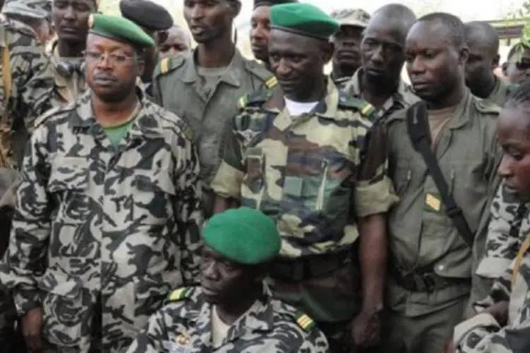 O capitão Amadu Haya Sanogo, chefe do grupo militar que depôs Touré, afirmou hoje que devolverá o poder em no máximo nove meses (Habibou Kouyate/AFP)