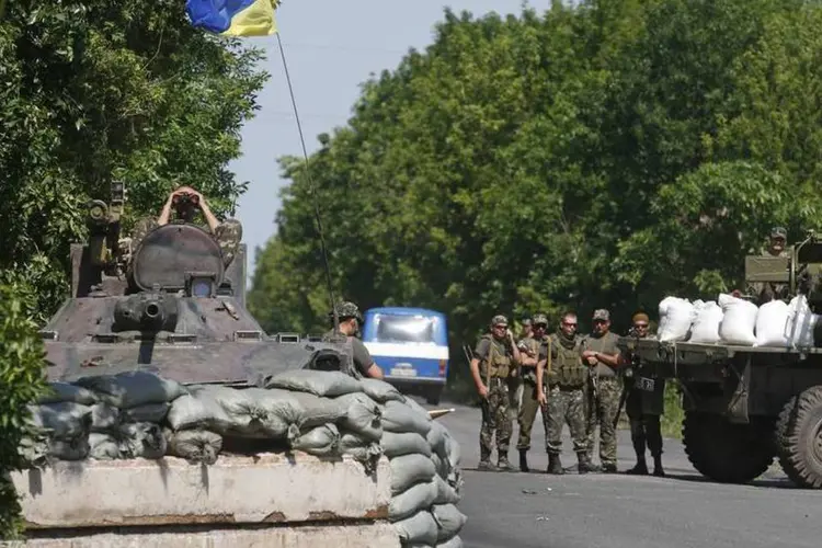 Militares em Artiomovsk, na região de Donetsk: leste da Ucrânia é palco de intensos combates (Maxim Zmeyev/Reuters)