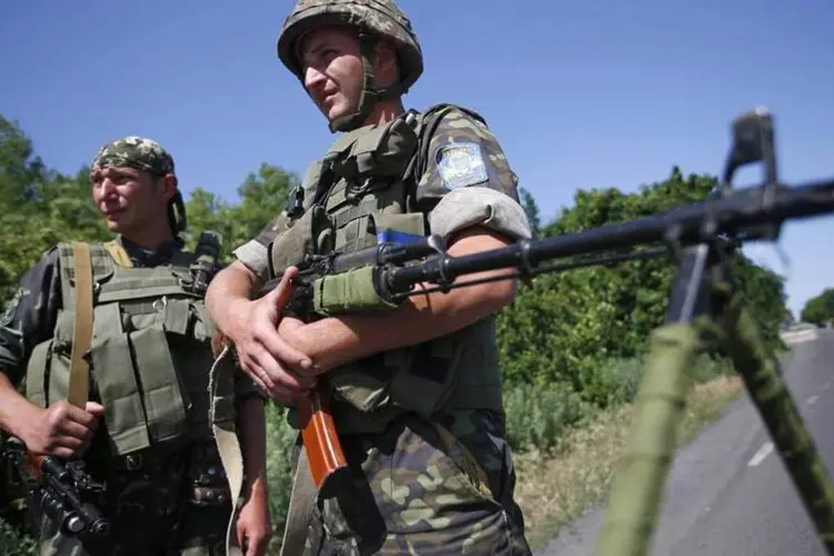 Militares ucranianos na região de Donetsk: apenas ontem, foram registradas 50 mortes (Maxim Zmeyev/Reuters)