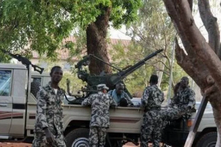 Militares no Mali: Cerca de 257 mil cidadãos do Mali se deslocaram para Burkina Faso, Níger e Mauritânia para se refugiarem do conflito que acontece no norte de Mali (Issouf Sanogo/AFP)