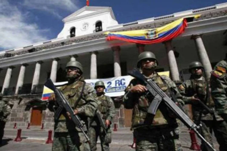 Militares em frente ao palácio presidencial do Equador, na capital, Quito (Pablo Cozzaglio/AFP)