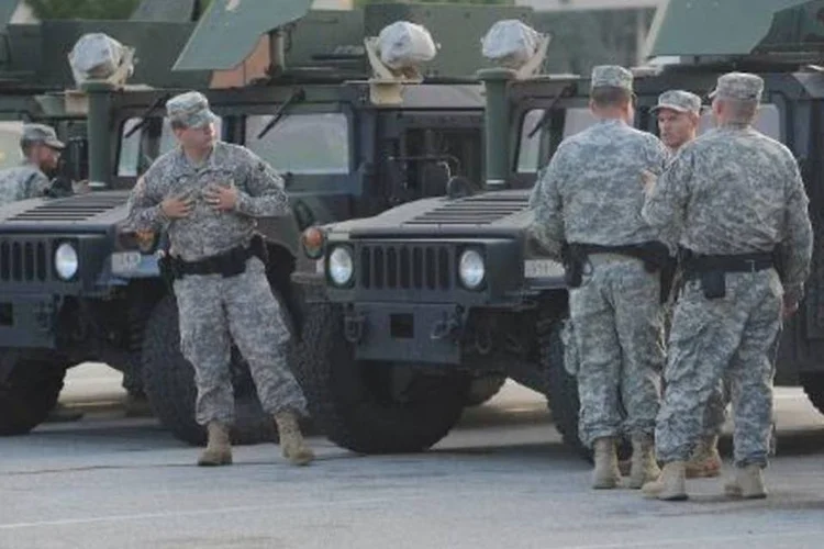 
	Militares enviados a Ferguson, para conter dist&uacute;rbios ap&oacute;s assassinato de jovem negro
 (Michael B. Thomas/AFP)
