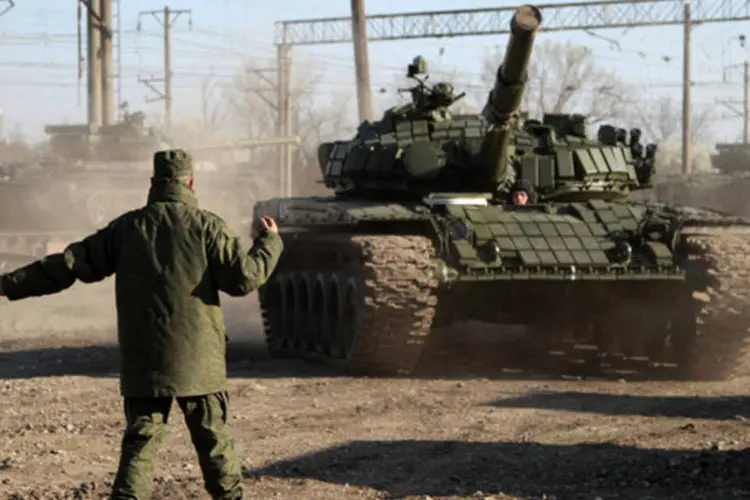 Um militar russo direciona tanques russos após sua chegada na Crimeia, perto do povoado de Gvardeiskoye, que fica próximo à Simferopol (Reuters)