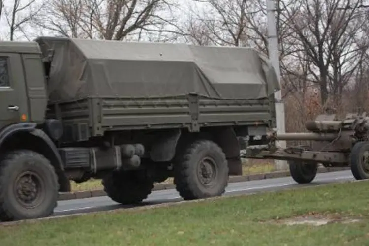 Caminhão com artilharia pesada atravessa a principal estrada de Donetsk: Ucrânia afirmou que está preparada para o combate contra as tropas russas e as forças separatistas (Menahem Kahana/AFP)
