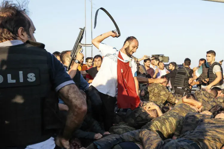 
	Militares s&atilde;o presos ap&oacute;s tentativa de golpe na Turquia: com hist&oacute;rico de golpes militares, pa&iacute;s vive momento de tens&atilde;o e instabilidade
 (Getty Images / Stringer)