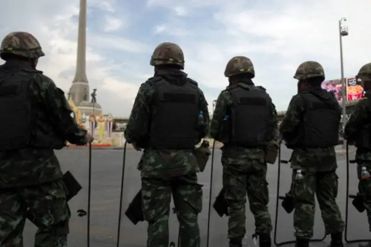 Militares em guarda na Tailândia: militares pediram hoje a detenção de mais 17 pessoas (AFP/Getty Images)