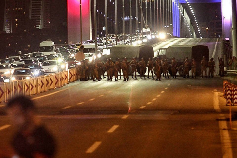 Militares tentam tomar o poder na Turquia; veja imagens