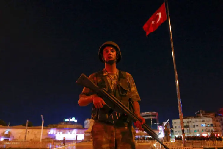 
	Soldado turco: imprensa turca informou que militares rebeldes abriram fogo contra a multid&atilde;o que protestava contra a tentativa de golpe
 (Murad Sezer/Reuters)