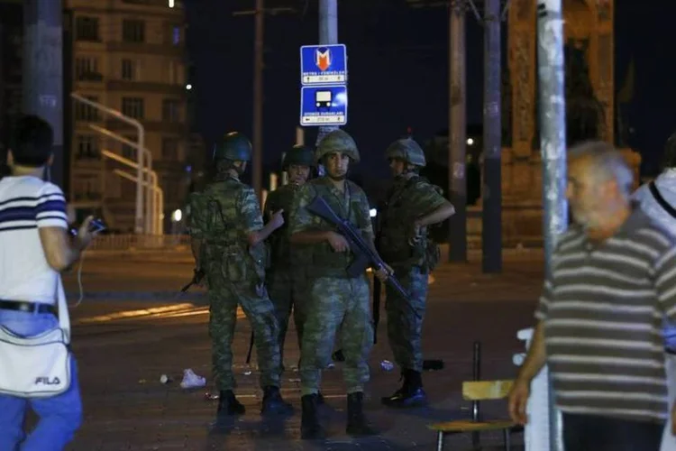
	Turquia: no entanto, ainda restam alguns focos de resist&ecirc;ncia por parte dos militares rebeldes
 (Murad Sezer/Reuters)