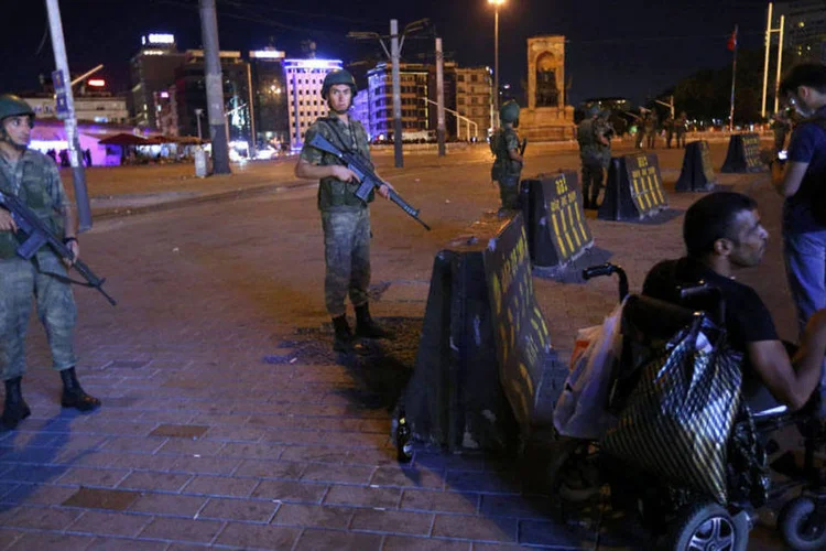 
	Turquia: tiros tamb&eacute;m foram ouvidos no aeroporto de Ataturk
 (Murad Sezer/Reuters)