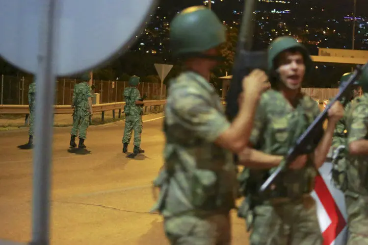
	Militares bloqueiam acesso &agrave; ponte de B&oacute;sforo durante suposto golpe militar na Turquia
 (Stringer/Reuters)