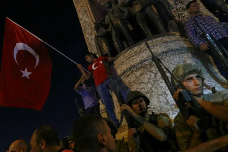 
	Militares na Turquia: h&aacute; relatos de feridos em um confronto entre soldados e manifestantes
 (Murad Sezer/Reuters)
