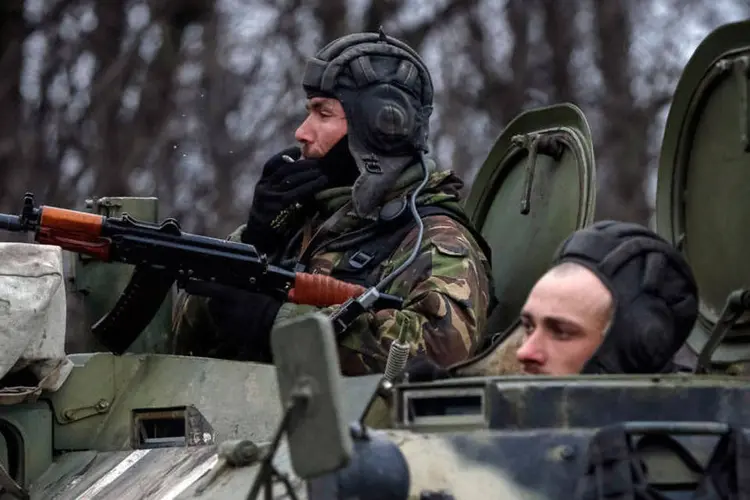 
	Militares ucranianos em ve&iacute;culo blindado: a canaliza&ccedil;&atilde;o do sistema de aquecimento nas regi&otilde;es de Donetsk e Lugansk foi gravemente danificada
 (REUTERS/Gleb Garanich)