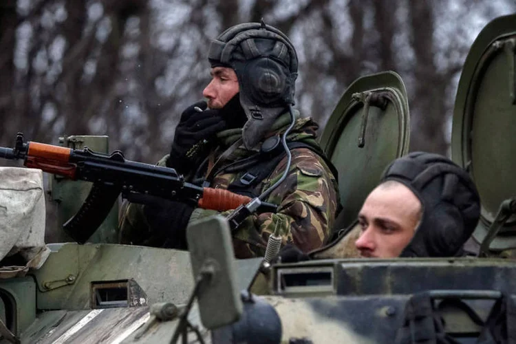 
	Militares ucranianos em ve&iacute;culo blindado: l&iacute;deres expressaram sua satisfa&ccedil;&atilde;o pela &quot;manuten&ccedil;&atilde;o do cessar-fogo no leste da Ucr&acirc;nia&quot;, acrescentou o Kremlin no comunicado
 (REUTERS/Gleb Garanich)