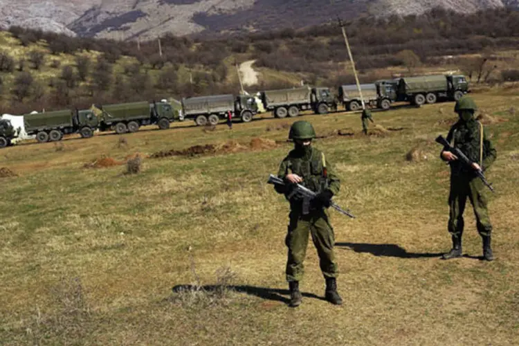 
	Militares russos russos na base militar ucraniana na cidade de Perevevalne perto da cidade da Crimeia: segundo observa&ccedil;&otilde;es feitas pela Otan, a R&uacute;ssia tem cerca de 40.000 militares perto da Ucr&acirc;nia
 (Spencer Platt/Getty Images)