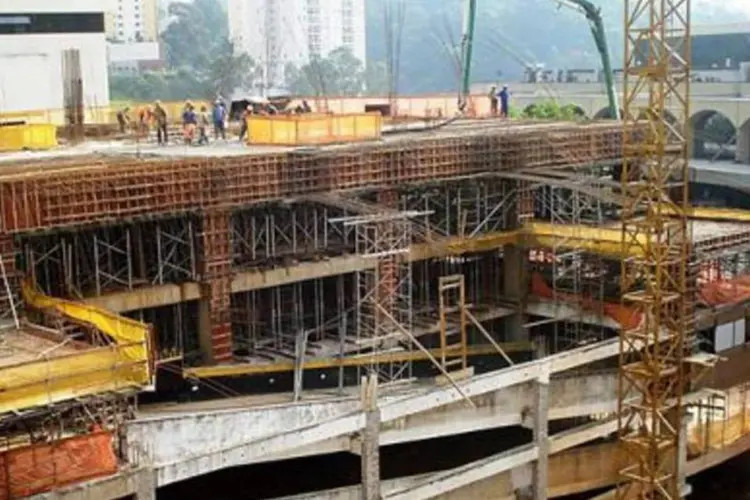 A empresa fornece serviços de engenharia para a construção civil, como o escoramento para formas de concreto 