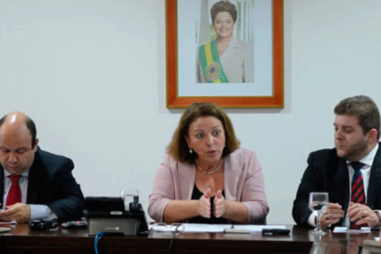 
	Ideli Salvatti participa de caf&eacute; da manh&atilde; com jornalistas: &quot;a presidenta deixou claro que n&atilde;o vai tirar a urg&ecirc;ncia do projeto do marco civil&quot;, declarou
 (Antônio Cruz/ABr)