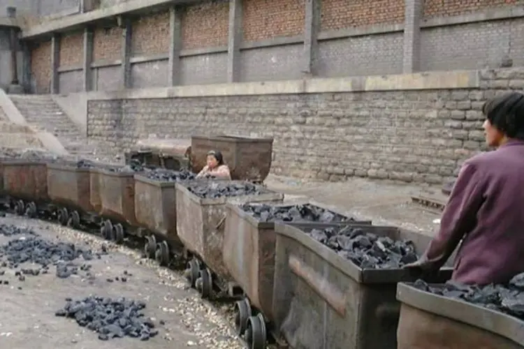 
	Mina de carv&atilde;o na China:&nbsp;A cada ano, mais de 3.000 trabalhadores morrem nas minas chinesas
 (Peter Van den Bossche/Wikimedia Commons)