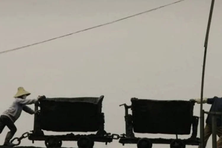 
	Acidente aconteceu em uma mina de Baiyin, na prov&iacute;ncia de Gansu, na China: as v&iacute;timas estavam em dois vag&otilde;es de um trem utilizados para acessar a mina&nbsp;
 (Peter Parks/AFP)