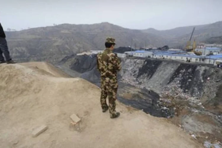 Foto de abril mostra soldado observando a mina de carvão Wangjialing (.)