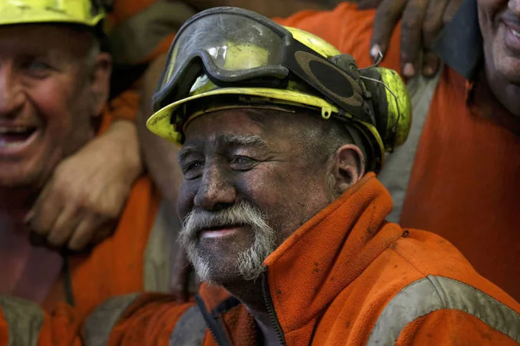 
	Mineiros: para muitos, o que desaparece hoje &eacute; uma parte de suas vidas e da hist&oacute;ria de suas fam&iacute;lias
 (Phil Noble / Reuters)