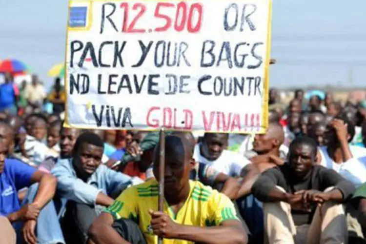 
	Trabalhadores da mina de Marikana fazendo greve: o presidente Jacob Zuma lan&ccedil;ou uma investiga&ccedil;&atilde;o para esclarecer o tiroteio de 16 de agosto.
 (Stringer/AFP)