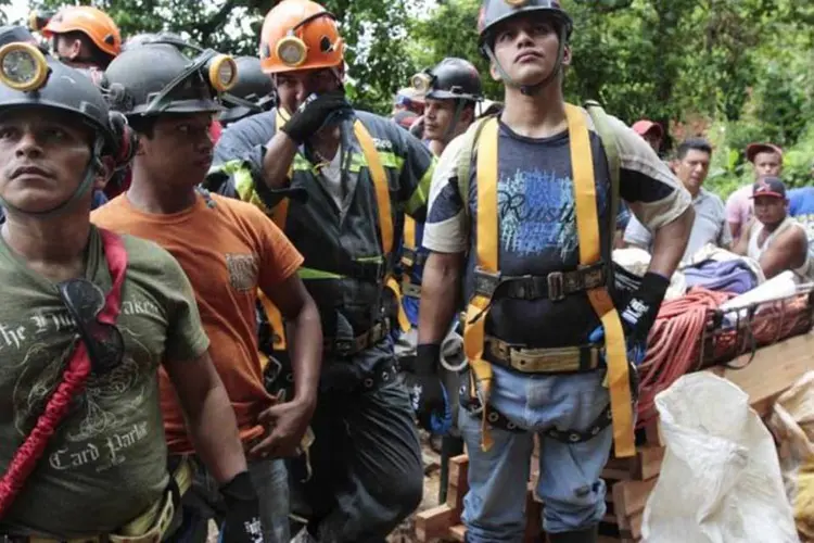 Equipes de resgates em frente a uma mina que foi soterrada em Bonanza, na Nicarágua (Oswaldo Rivas/r)