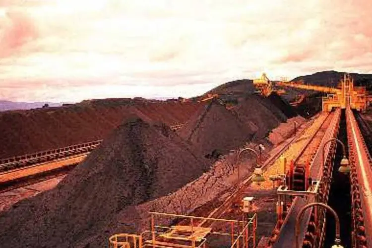 A mineradora anunciou programa de recompra de 2 bilhões de reais de suas ações, num período de seis meses (.)