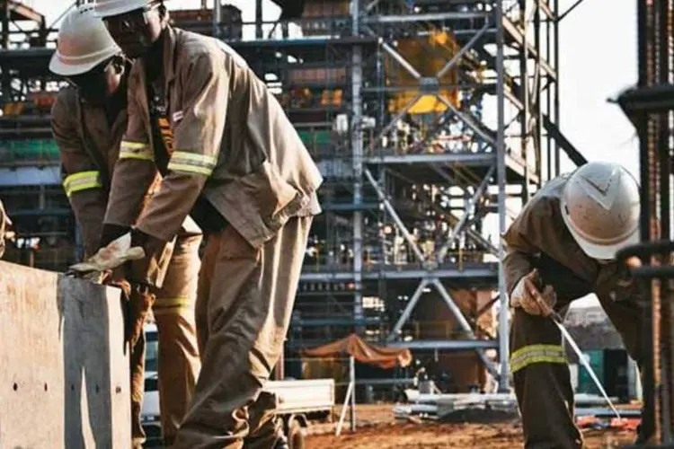 Trabalhadores em mina da Vale: empresa precifica oferta de bônus em 750 milhões de euros (Juliana Borges/EXAME.com)