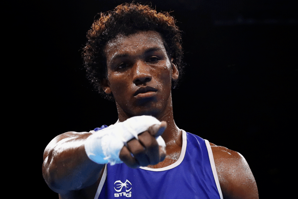 Torcida brasileira canta Mamonas para boxeador chamado Mina