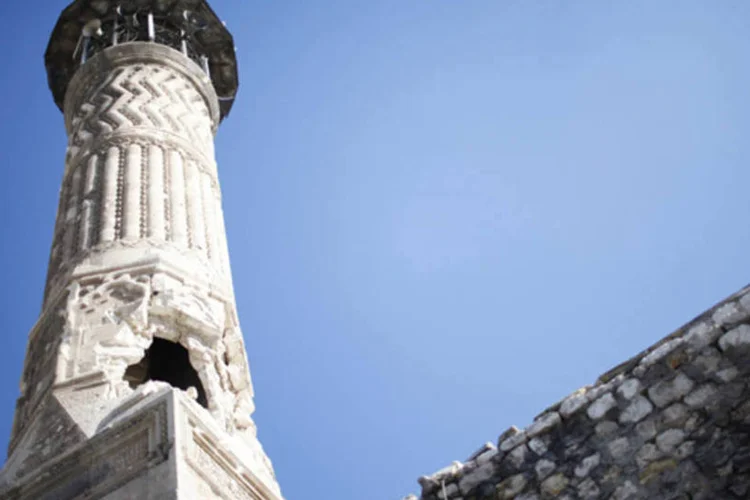 Minarete da mesquita Al Mihmander, que o exército livre da Síria diz ter sido danificado por forças leais do governo de Bashar al-Assad (Ahmed Jadallah/Reuters)