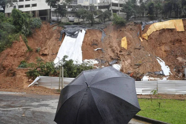 Prédios interditados pela Defesa Civil de Minas Gerais: conforme Mercadante, choveu recentemente em Minas Gerais 800 milímetros, na maior chuva do século na região (Antonio Cruz/Abr)