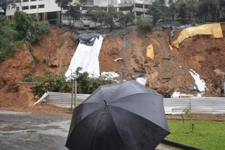 Prédios interditados pela Defesa Civil de Minas Gerais: conforme Mercadante, choveu recentemente em Minas Gerais 800 milímetros, a maior chuva do século na região (Antonio Cruz/Abr)