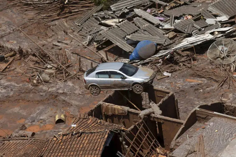 
	Lama que tomou toda a paisagem em desastre em Mariana: ser&atilde;o feitos pagamentos referentes a cerca de 35 ve&iacute;culos, segundo a Samarco
 (Ricardo Moraes/REUTERS)