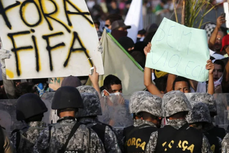 Protestos em Minas Gerais: os protestos visam a melhorias no transporte coletivo, redução da tarifa das passagens de ônibus, construção de passarelas, além de registrarem críticas aos gastos na Copa das Confederações. (REUTERS/Sergio Moraes)
