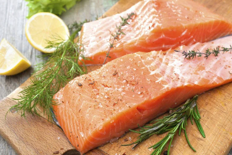 Tábua com salmão e ervas (Thinkstock)