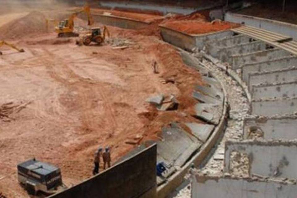 Operários de obra do Mineirão para Copa mantêm greve