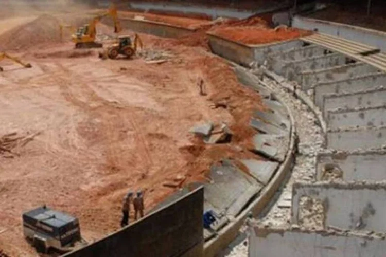 Os operários chegaram no começo da manhã desta quinta ao Mineirão e não iniciaram os trabalhos previstos, permanecendo em frente ao estádio pacificamente (Divulgação/Fifa)