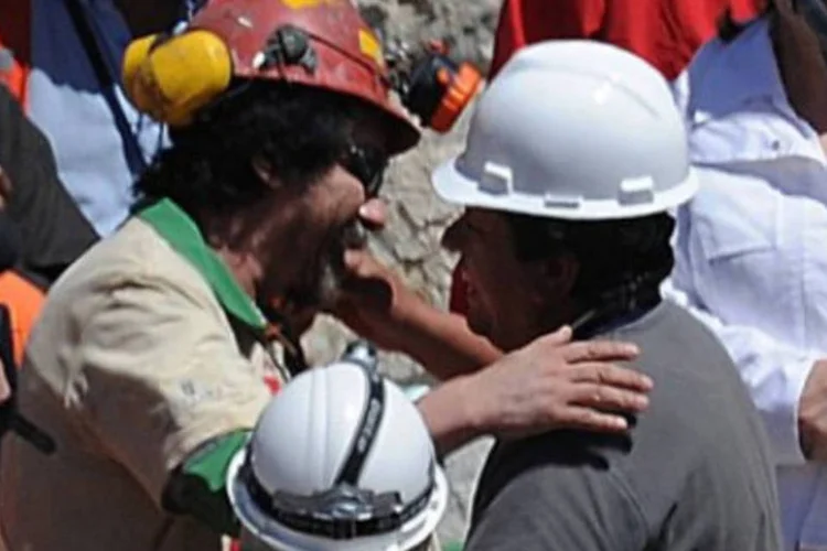 Mineiro chileno Victor Segovia abraça parente, depois de ser resgatado (AFP/Rodrigo Arangua)