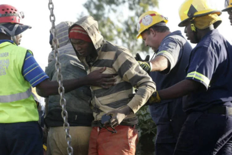 Mineiro é levado após resgate em mina abandonada na África do Sul: desde a tarde de ontem, já são 22 os mineradores que foram resgatados (/Mike Hutchings/Reuters)