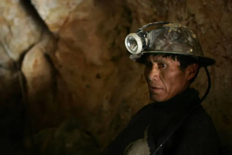 
	Mineiro boliviano na mina de San Jose, em Oruro: lei pro&iacute;be que mineiros independentes se associem com empresas privadas para explorar as jazidas que o Estado lhe entrega
 (Spencer Platt/Getty Images)