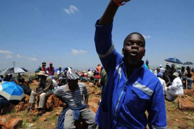 
	Mineiro grevista convoca outros a protestarem durante uma greve em Carletonville
 (Alexander Joe/AFP)