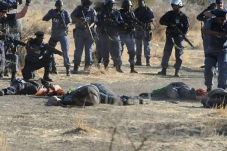 
	Policiais junto aos corpos de mineiros mortos: o conflito na regi&atilde;o de Marikana foi considerado o mais grave desde o fim do apartheid, em 1994
 (AFP)