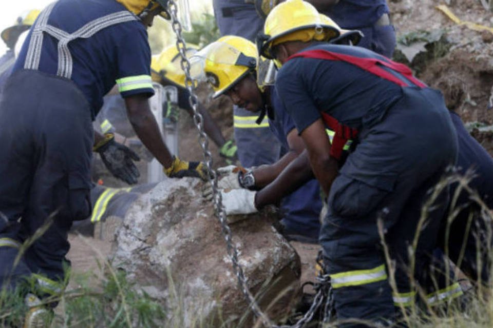 Trabalhadores seguem presos dentro de mina na África do Sul